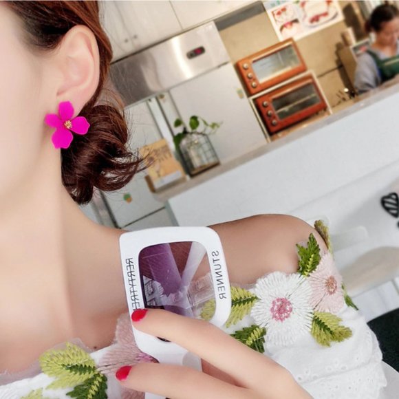 “Riya” Minimalist Cute Gold Floral Stud Earring - Picture 3 of 13